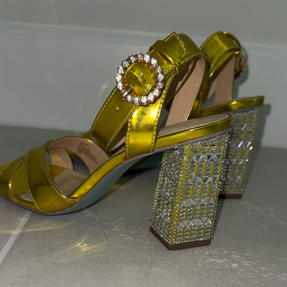 Glamorous Gold and Silver Women's Heels Betsy Johnson Size 7 - Picture 5 of 7